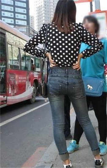 婕咪快递服务员