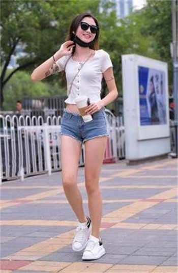 女中介晚上带客户看房发生