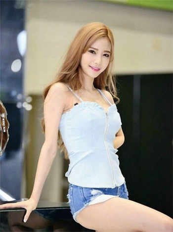 他的手指推入葡萄